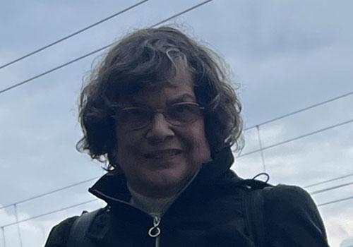 Frau schaut direkt in die Kamera hinein, das Bild ist Unterbelichtet das Gesicht ist zu dunkel und man erkennt kaum Details