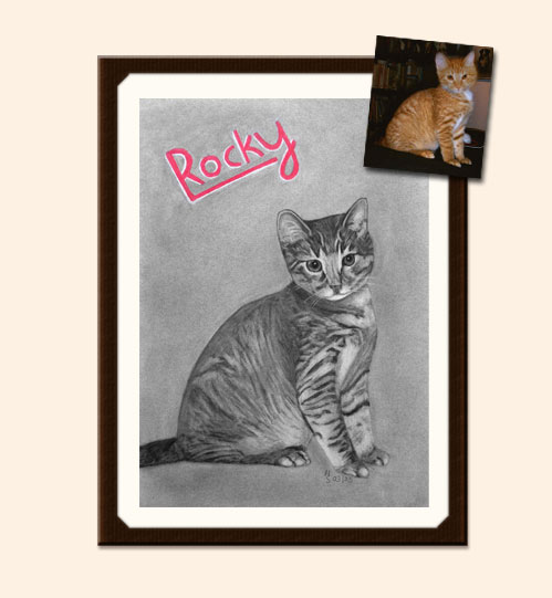 Mit Kohle und Bleistift gezeichnetes Bild mit einer sitzenden Katze und Originalvorlage zum Vergleich