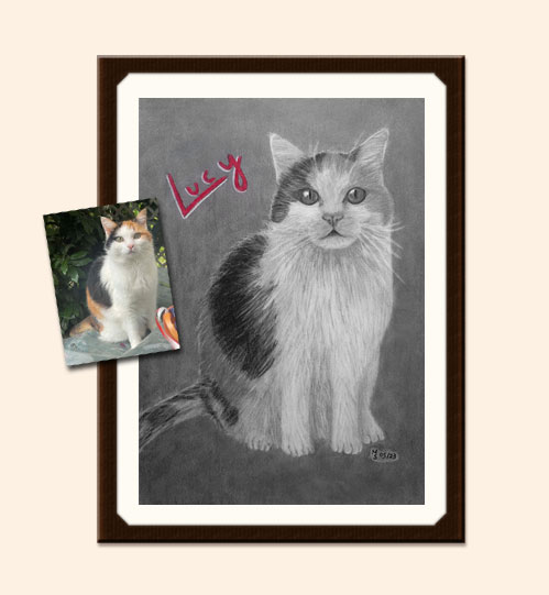 Mit Kohle und Bleistift gezeichnetes Bild mit einer sitzenden Katze und Originalvorlage zum Vergleich